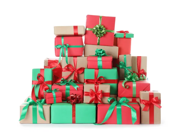 Много различных рождественских подарков коробки изолированы на белом — стоковое фото