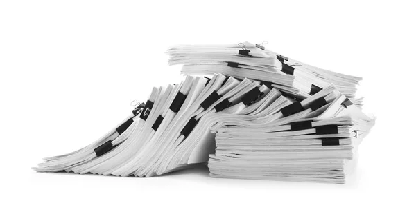 Beyaz arkaplanda klasör klipsleri olan belge yığını — Stok fotoğraf