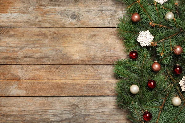 나무 배경에 크리스마스 장식 전나무 나무 가지, 평면 평신도. 텍스트를 위한 공간 — 스톡 사진