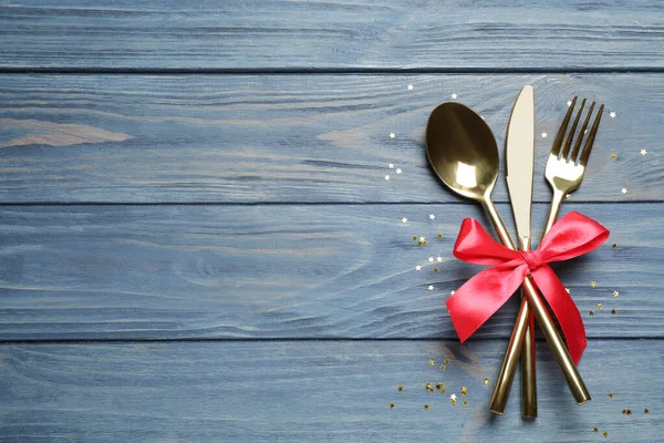 Çatal bıçak seti mavi ahşap masada, üst manzarası metin için uygun. Noel kutlaması — Stok fotoğraf