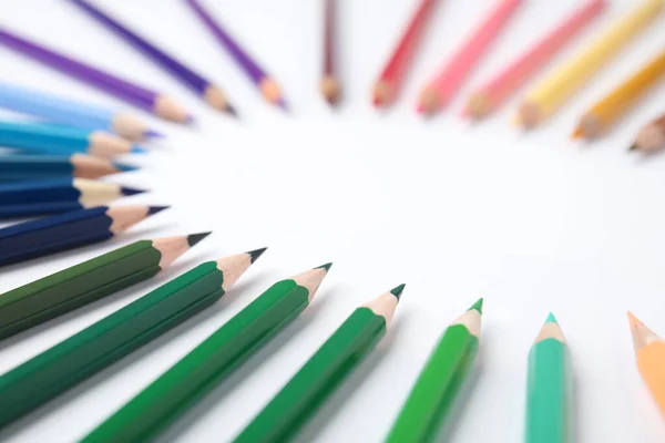 Composição com lápis de cor sobre fundo branco — Fotografia de Stock