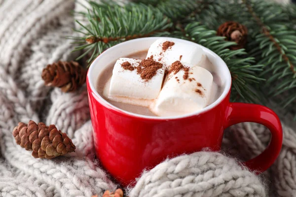 Tasse leckeren Kakao mit Marshmallows auf Strickstoff, Nahaufnahme — Stockfoto