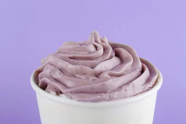 Copa con sabroso yogur helado sobre fondo violeta, primer plano — Foto de Stock