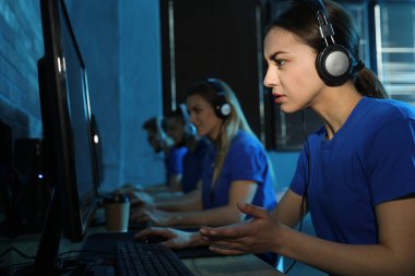 İnternet kafede video oyunları oynayan insanlar grubu