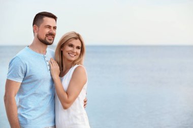 Mutlu romantik çift plajda birlikte vakit geçirmek, metin için alan