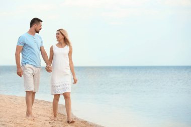 Mutlu romantik çift sahilde yürüyüş, metin için alan