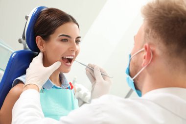 Klinikte hastayla çalışan profesyonel dişçi.