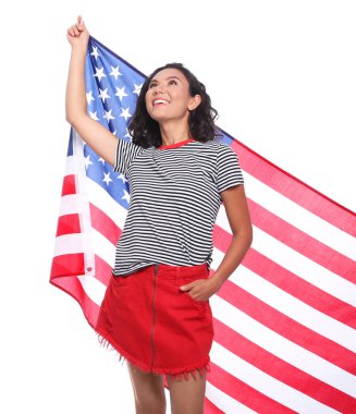 Beyaz arka planda Amerikan bayrağı ile Mutlu genç kadın