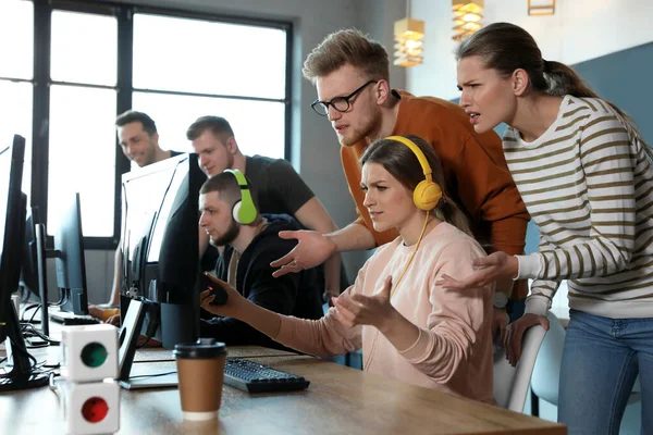インターネットカフェでビデオゲームをする人々のグループ — ストック写真