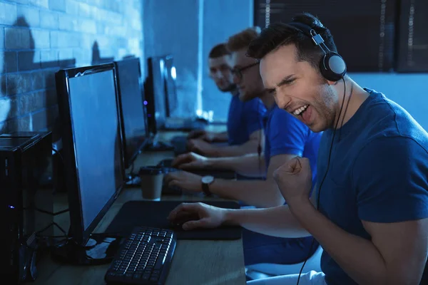 Grupo de pessoas jogando videogames no internet cafe — Fotografia de Stock