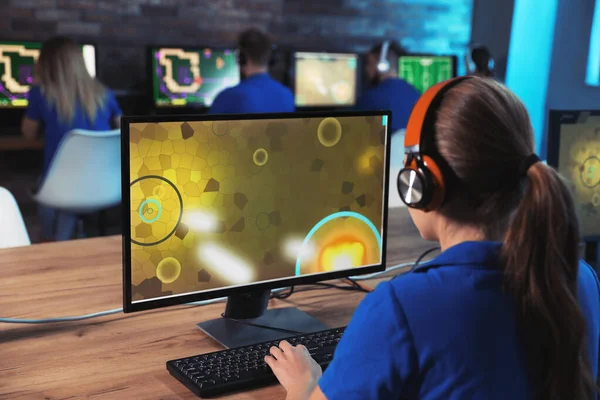 Woman playing video game in internet cafe — Stock Photo, Image