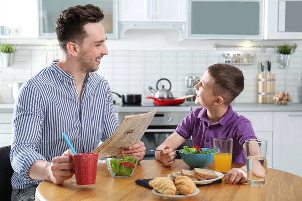 Papà e figlio fanno colazione insieme in cucina — Foto Stock