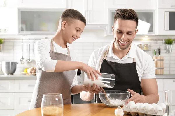 Baba ve oğlu mutfakta birlikte yemek yapıyor — Stok fotoğraf