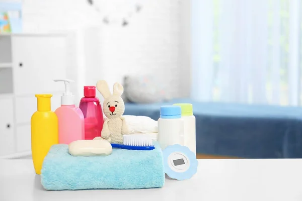 Baby accessoires op tafel in de kwekerij kamer. Ruimte voor tekst — Stockfoto