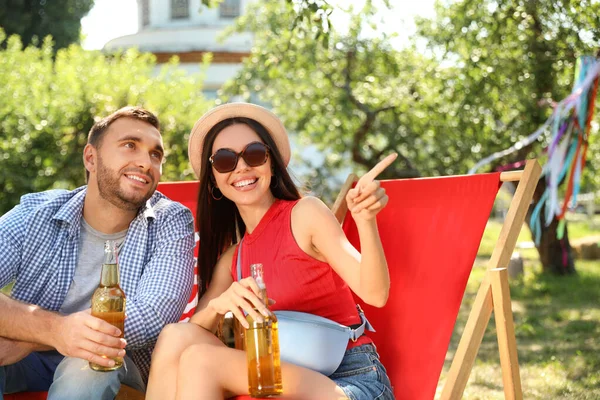 Jóvenes disfrutando de un picnic en el parque el día de verano — Foto de Stock