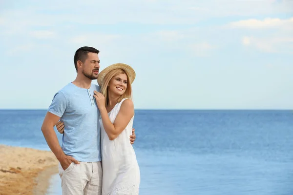Lycklig romantiskt par umgås tillsammans på stranden, utrymme för text — Stockfoto