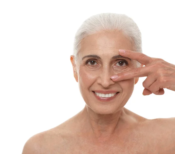 Retrato de hermosa mujer madura sobre fondo blanco —  Fotos de Stock