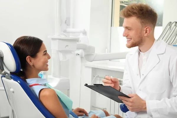 Professionele tandarts werkt met patiënt in kliniek — Stockfoto