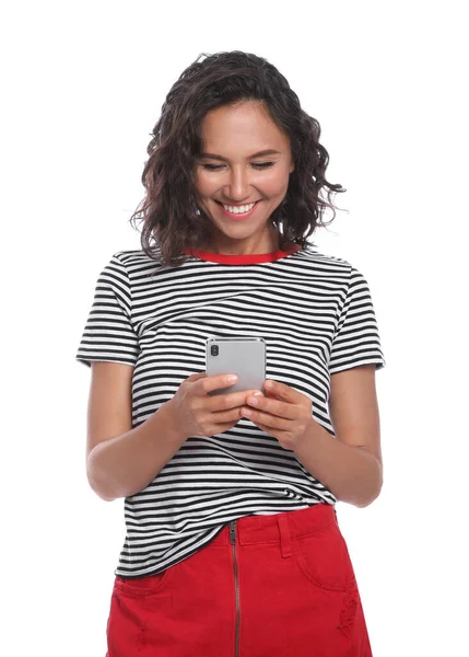 Mujer joven feliz usando teléfono inteligente sobre fondo blanco — Foto de Stock