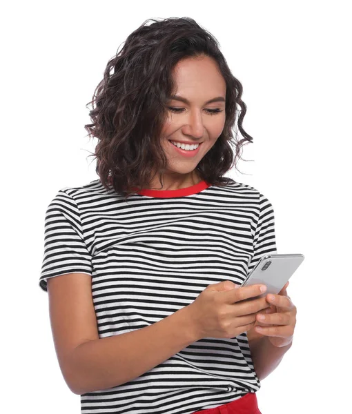 Mujer joven feliz usando teléfono inteligente sobre fondo blanco — Foto de Stock