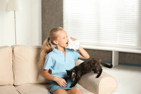 Menina com gato sofrendo de alergia em casa — Fotografia de Stock