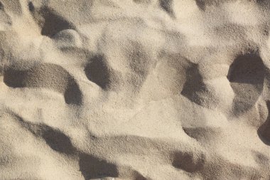 Güneşli bir günde kumlu plajın en iyi manzarası