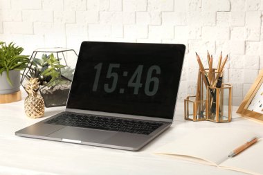 İç mekanlarda farklı altın aksesuarlara sahip şık bir işyeri. İç tasarım fikri