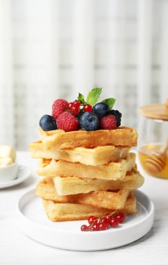 Taze çilek ile lezzetli waffle kapalı beyaz ahşap masa üzerinde servis