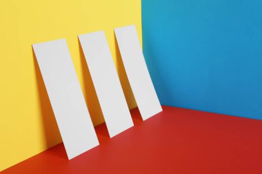 Renkli arka planda boş sayfalar. Tasarım için mockup