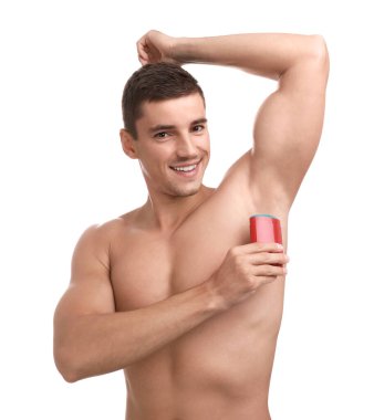 Genç adam beyaz arka plan üzerinde koltuk altı için deodorant uygulayarak