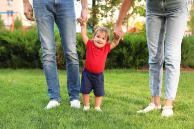 Mutlu bir aile ve küçük sevimli bir bebek.