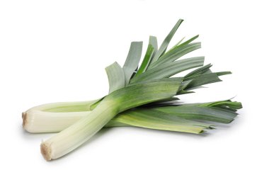 Beyaz arka planda taze çiğ pırasa. Olgun soğan