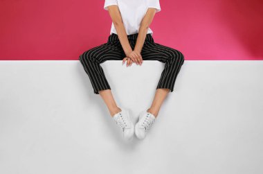 Renkli arka planda şık ayakkabılar giyen kadın, yakın çekim