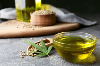 Gri taş masa üzerinde kenevir yağıyla kompozisyon