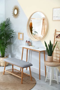 Küçük masa ve rahat bank ile şık oda iç