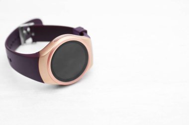 Beyaz ahşap arka planı olan modern akıllı saat. Metin için boşluk