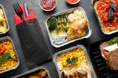 Gri masadaki beslenme çantaları düz yatıyordu. Sağlıklı yemek servisi.