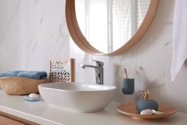 Gemi lavabo ve dekor elemanları ile şık banyo iç