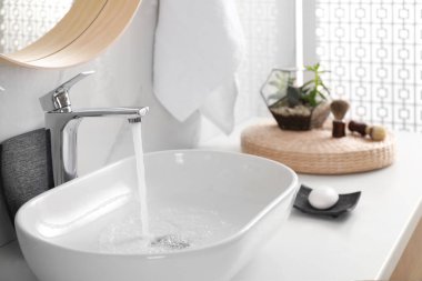 Şık banyo iç akan su ile Lavabo