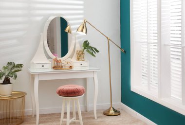 Şık oda iç ayna ile soyunma masası