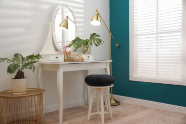 Şık oda iç ayna ile soyunma masası