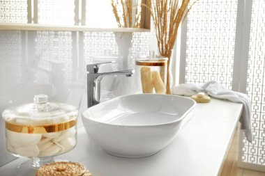 Modern banyo içinde şık beyaz lavabo