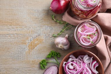 Düz kompozisyon ve ahşap masada turşulu soğan konservesi. Metin için boşluk