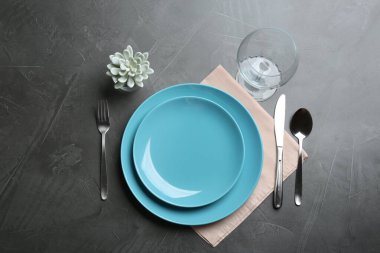 Gri arka plan üzerinde zarif masa ayarı, düz döşeme