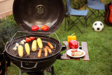 Açık havada lezzetli taze yiyeceklerle barbekü ızgarası