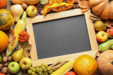 Yazı tahtası, sonbahar sebzeleri ve ahşap arka planda meyveler, düz yatak. Şükran günün kutlu olsun.