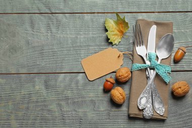 Çatal bıçaklı düz kompozisyon ve mavi ahşap arka planda sonbahar süslemesi, metin için boşluk. Şükran günün kutlu olsun.