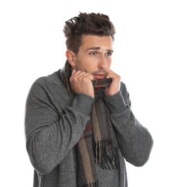 Beyaz arka planda soğuk algınlığı çeken genç bir adam.