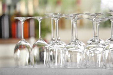 Bulanık arkaplan karşısında boş bardaklar