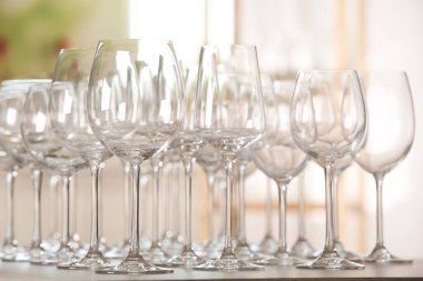 Bulanık arkaplan karşısında boş bardaklar